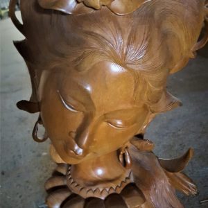 Houten vrouwenbeeld