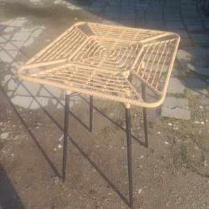 Wicker staantafel 01